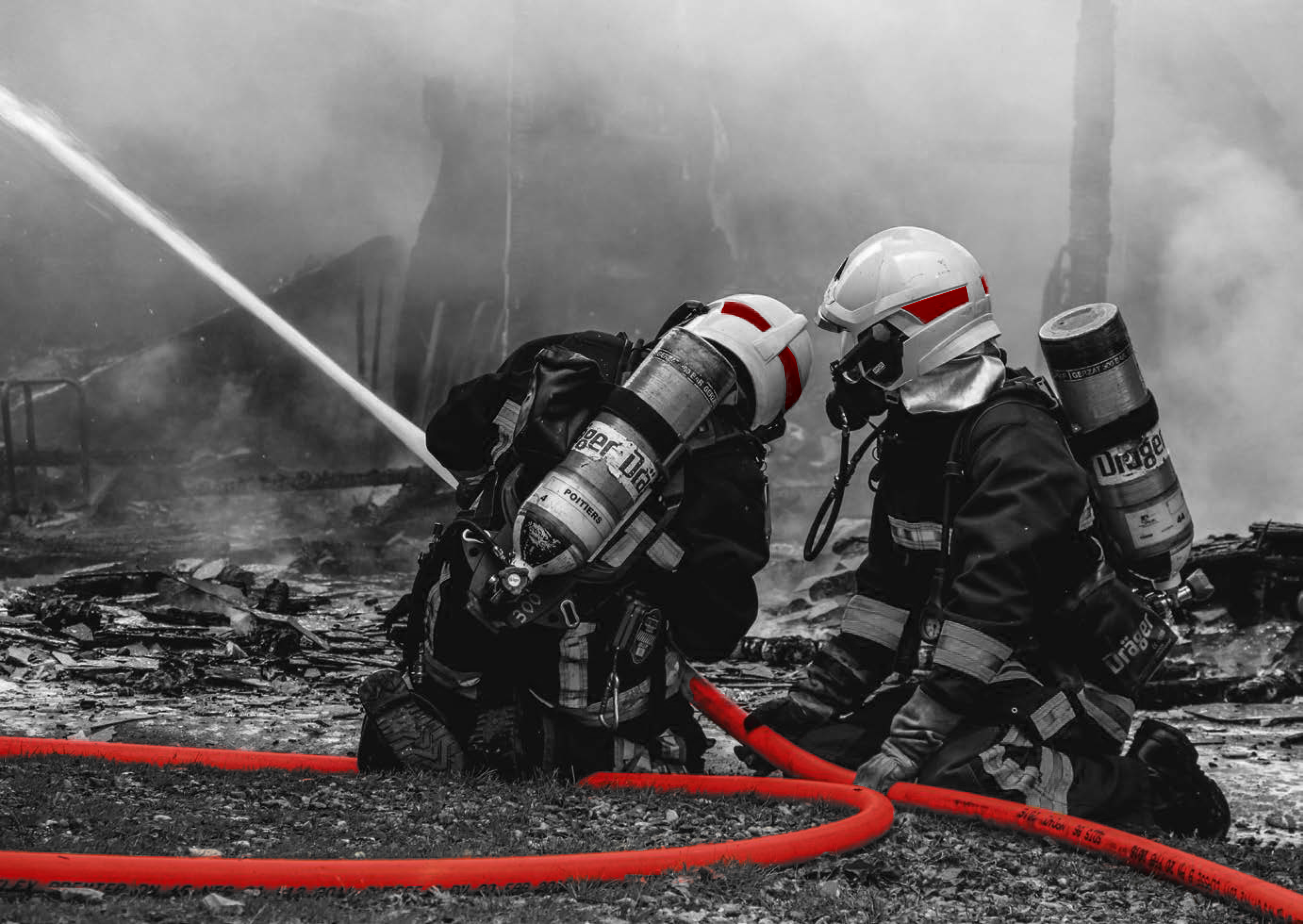 Image de fond montrant des pompiers en intervention